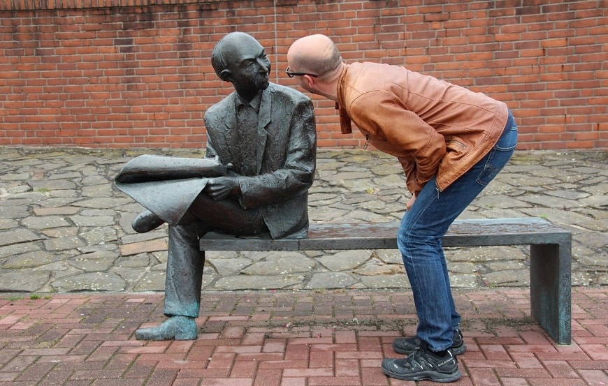 אדם מדבר עם פסל