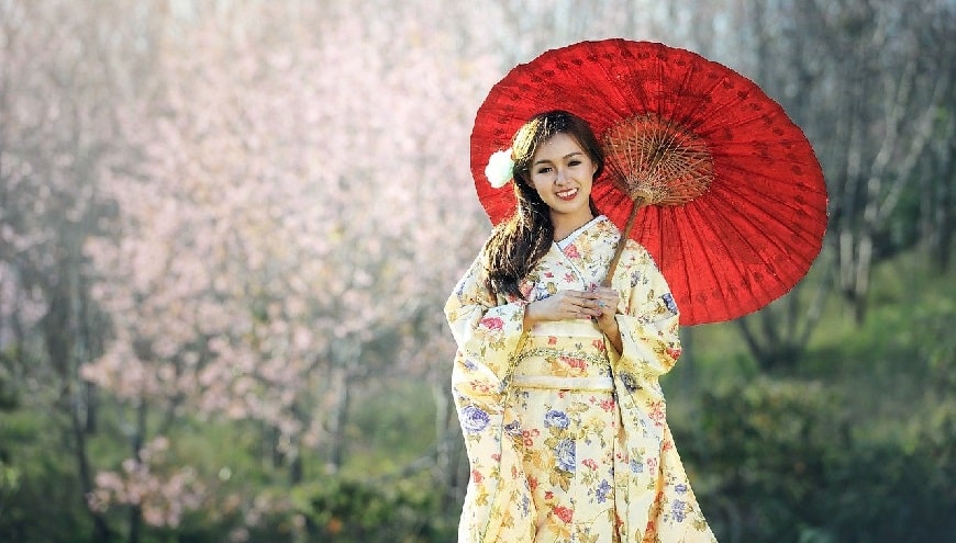 אישה יפנית מחזיקה שמשיה אדומה