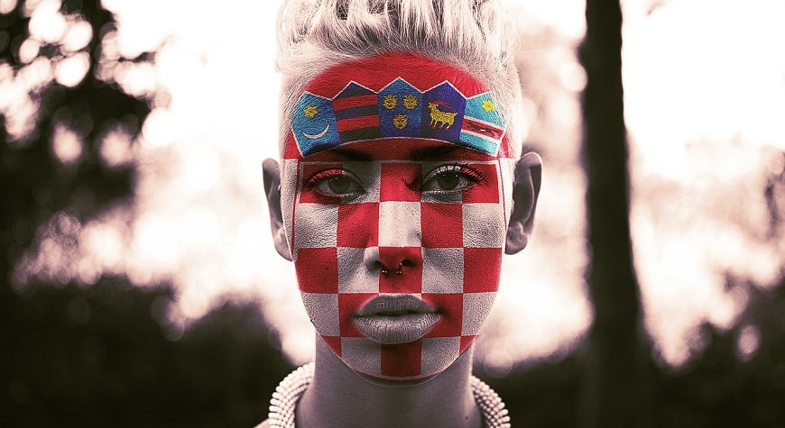 אישה מאופרת בצבעי דגל קרואטיה