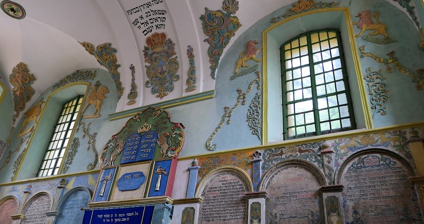 קיר בית כנסת מעוטר כתובות בשפה העברית