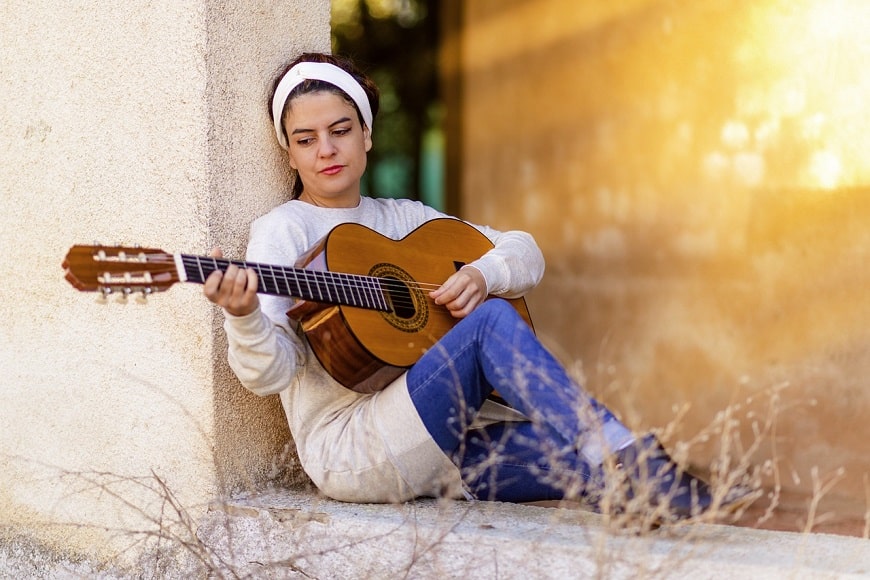 אישה ספרדייה מנגנת בגיטרה