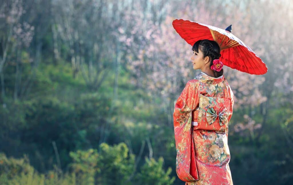 אישה לובשת קימונו ביפן