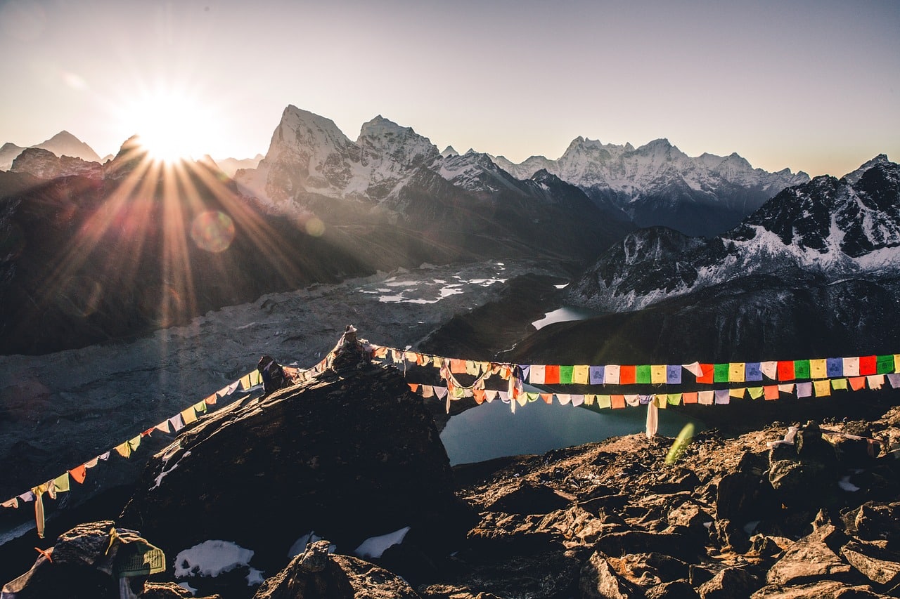 הר עם דגלים בנפאל